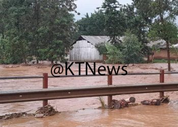 Traffic Paralysed in Mbale City As Nabiyonga River floods.