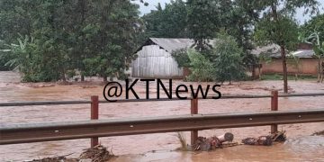 Traffic Paralysed in Mbale City As Nabiyonga River floods.