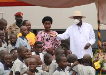 Museveni Rallies Bunyoro on Wealth Creation, Hard work