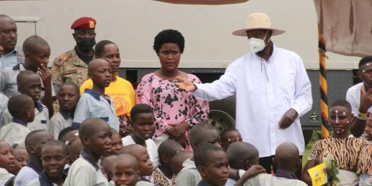 Museveni Rallies Bunyoro on Wealth Creation, Hard work
