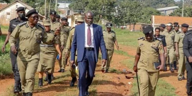 IGP Warns Commanders on Working in Isolation