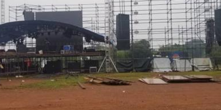 Morning Rains Dampen End of Year Fete Preparations