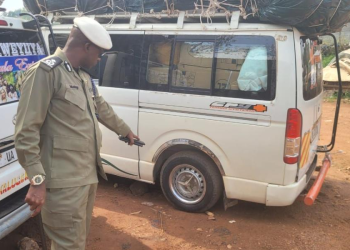 Traffic Police Impound Taxis Over Missing Blue Strips And Roof Luggage Carriers