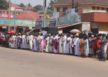 Mourners Brave the Hot Sunshine To Bid Farewell to King Oyo