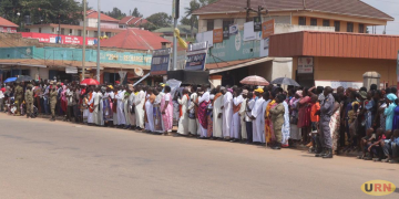 Mourners Brave the Hot Sunshine To Bid Farewell to King Oyo